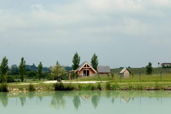 Cottage pour 3 personnes, avec jardin et sauna ainsi que vue et vue sur le lac à Berson