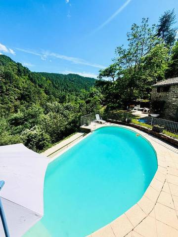 Gîte pour 4 personnes, avec jardin ainsi que piscine et vue, adapté aux familles à Saint-Paul-la-Coste