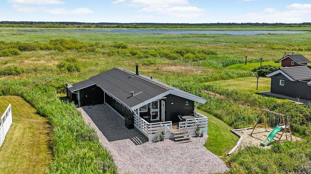 Attraktives Ferienhaus mit zwei Terrassen und nah am Strand   in Lakolk, Rømø