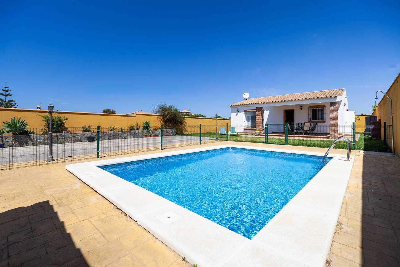 Rústica casa cerca de la playa con piscina, terraza, jardín y Wi-Fi; Se admiten mascotas; Aparcamiento disponible in Fuente del Gallo, Conil de la Frontera