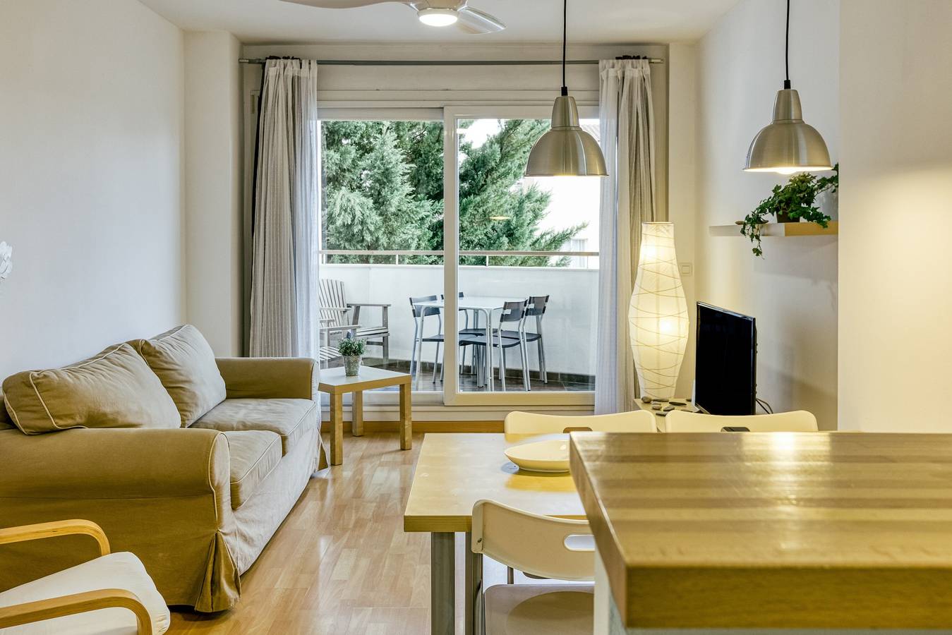 Geheel appartement, Vakantiewoning 'Aquamarina 103' met gedeeld zwembad, terras & Wi-Fi in Santa Margarida, Roses