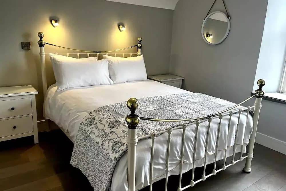 Cliff House | Ocean View | Pizza Oven, Sports Pitch & Games Room | Sleeps 14 in Donegal, Irish Ulster