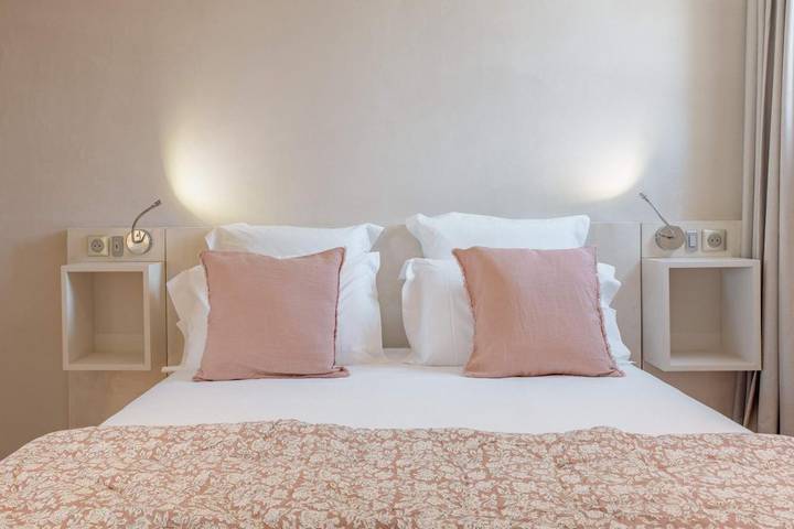 Gîte pour 2 personnes, avec Terrasse et Jardin ainsi que Piscine et Vue à Carignan-de-Bordeaux - 2