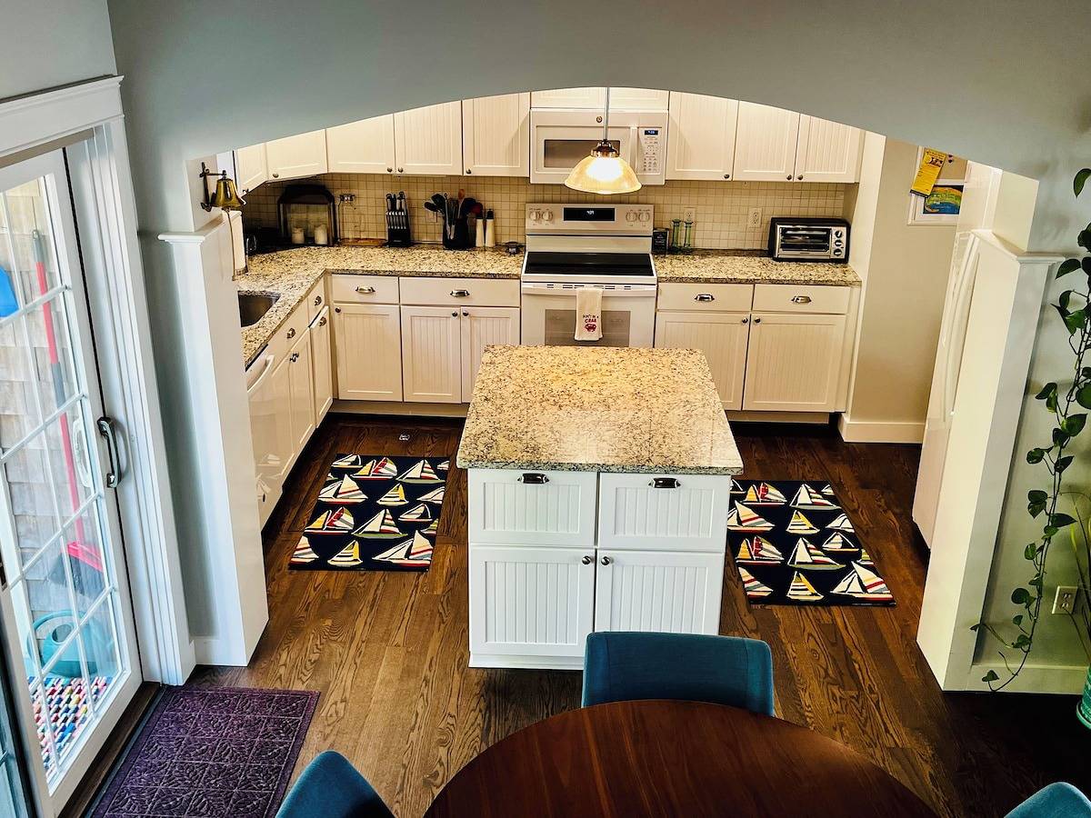 5 star 1,550 Sf - The Gale Force Farmhouse at Telegraph Hill - Modern, Renovated in Race Point Beach, Provincetown