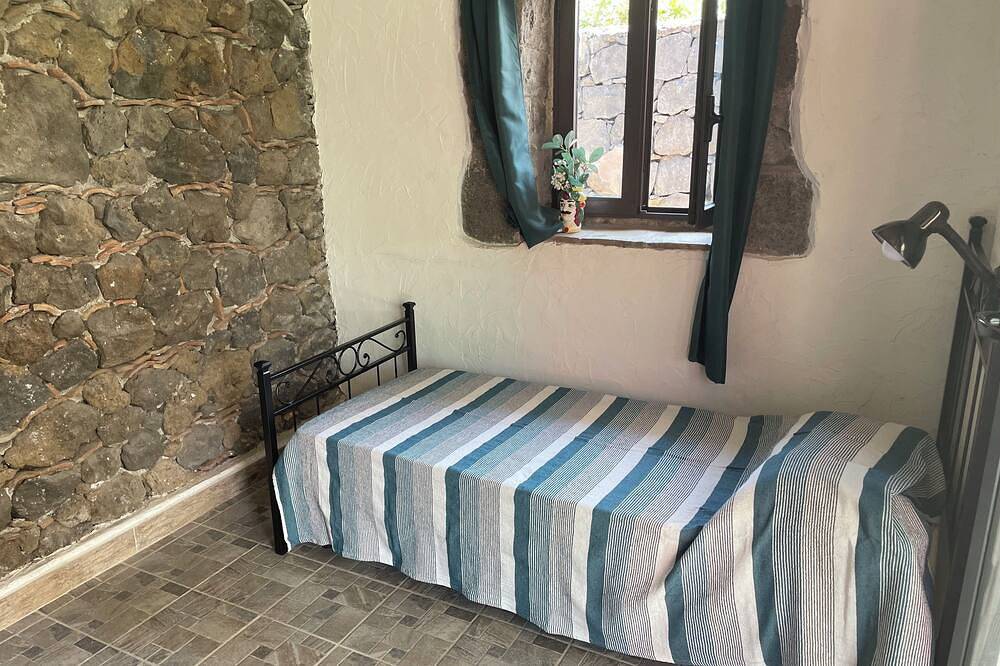 Entire apartment, Cosy and character-filled studio apartment with Pool near Beaches Taormina Etna in Fondachello, Catania Province