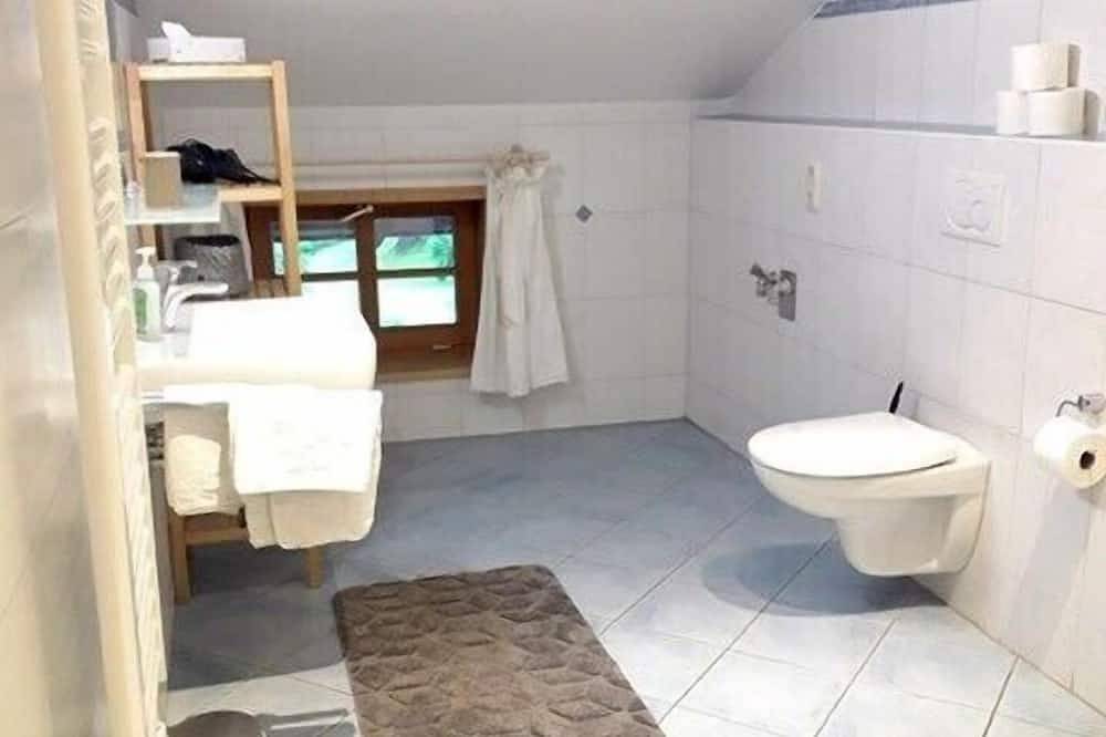 Ganze Wohnung, Ferienwohnung Chiemsee für 2-4 Personen (65 qm,Dg) in Weisham, Bernau am Chiemsee