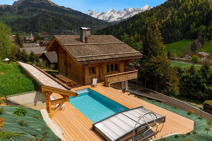 Chalet pour 9 personnes, avec sauna ainsi que jardin et piscine à Le Grand-Bornand