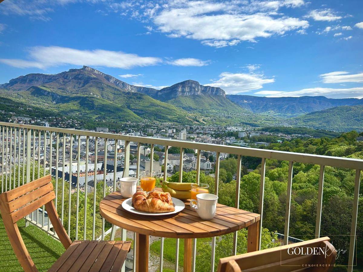 Appartement entier, Studio with Mountain View in Chambéry, Région de Chambéry
