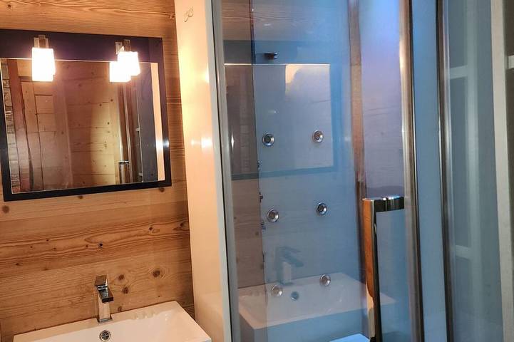 Ganze Wohnung, Apartment 5 ppl, balcony with a mountain view, close from ski slopes in Doucy, La Léchère