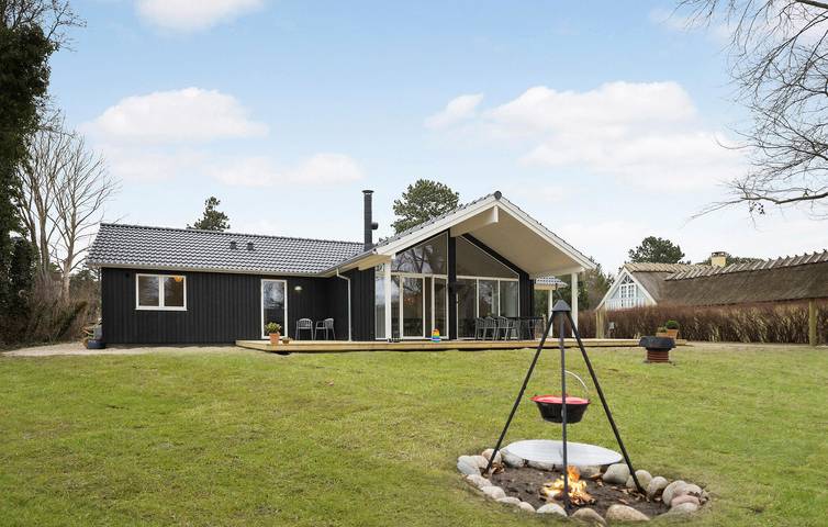 Ferieudlejning for 8 personer, med terrasse og have i Liseleje