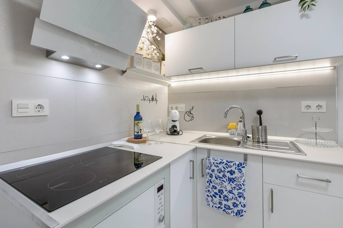 Appartement entier, Vacances à la 'Mini Casa Azul' avec vue sur la mer et Wi-Fi in Punta del Hidalgo, San Cristóbal de La Laguna