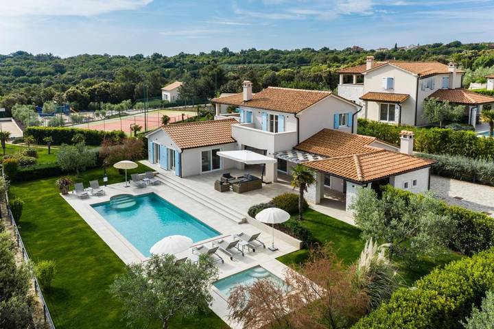 Villa pour 6 personnes, avec vue et jardin ainsi que sauna et piscine, animaux acceptés à Kavran - 2