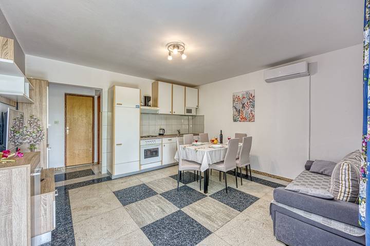 Apartament wakacyjny dla 4 osób, z Widok na ocean i Taras w Maslenica