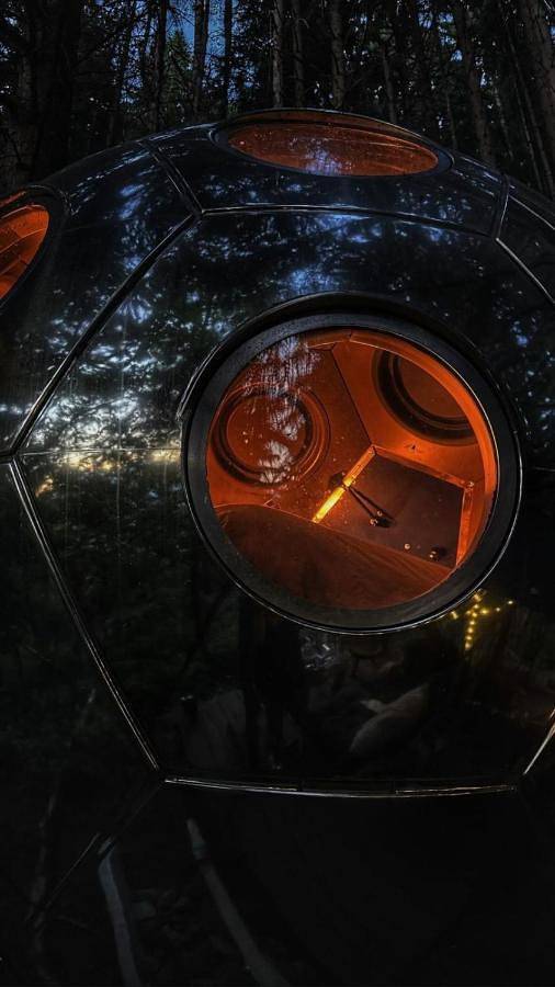 Mirror globe Kandasphere in Saint-Gervais-les-Bains, Pays du Mont-Blanc