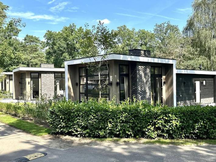 Chalet voor 6 personen, with Terras and Tuin as well as Zwembad in Hoenderloo