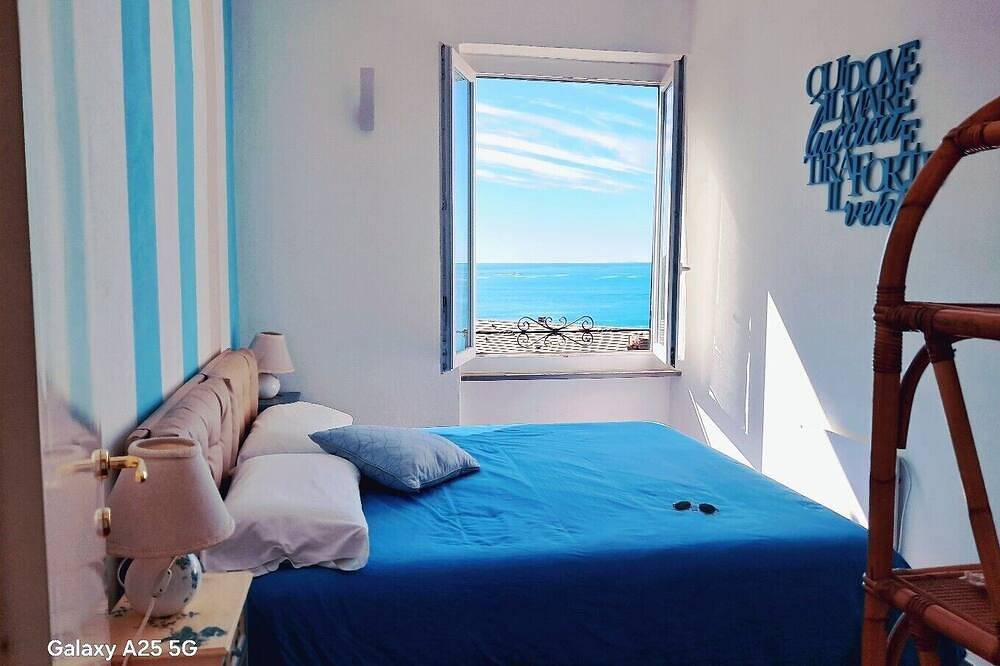 Entire apartment, Charming sea view apartment for families, with sky tv in Riomaggiore, Riomaggiore Municipality
