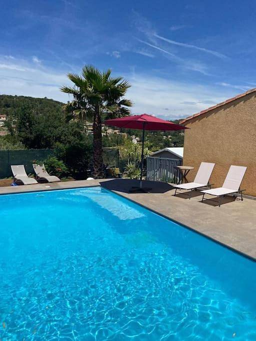 Gîte pour 4 personnes, avec vue et piscine ainsi que jardin et terrasse à Cabasse