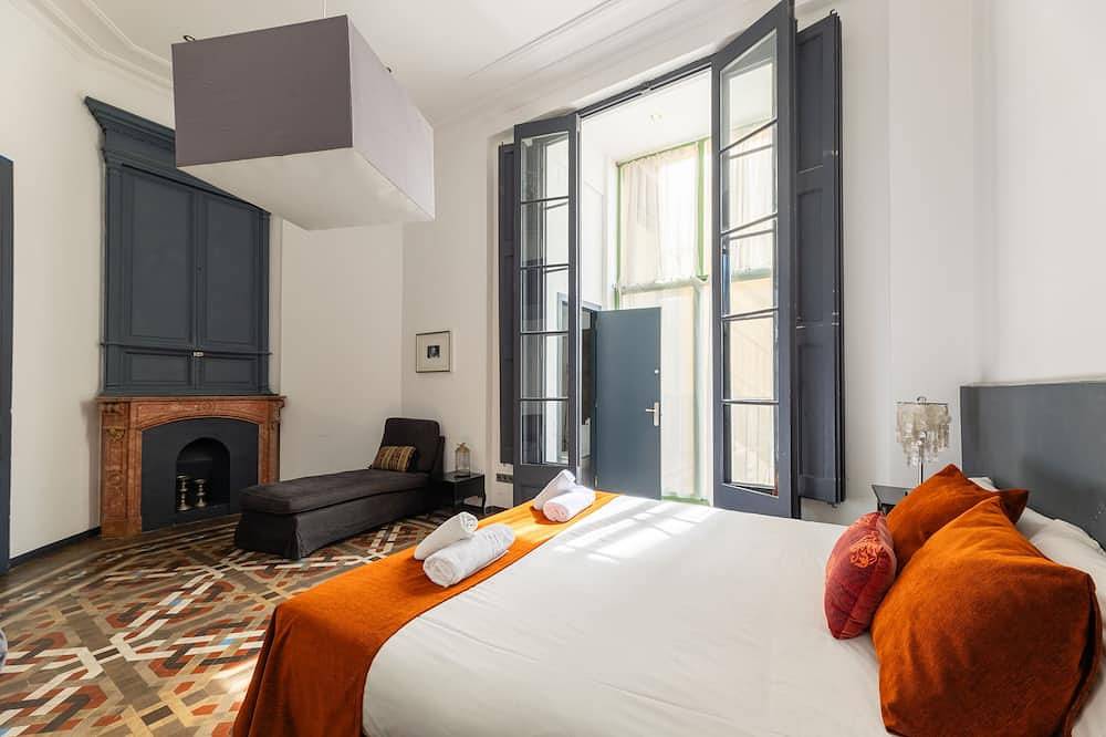 Entire apartment, Split Level 4 Bedroom/3 Bath/8 sleeps in Barcelona Centre, Barcelona