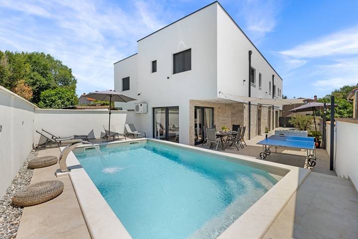 Villa pour 10 personnes, avec Terrasse et Piscine à Barbariga
