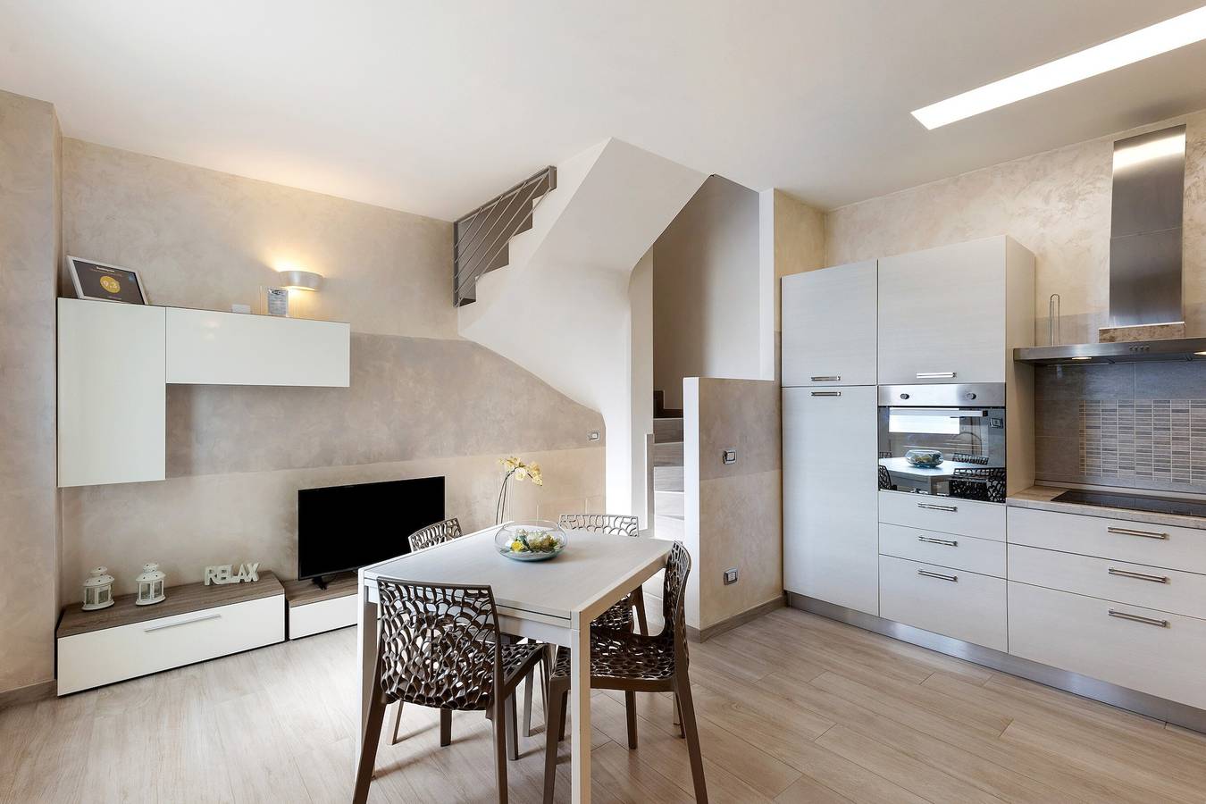Appartamento intero, Appartamento 'Lm House - Bilocale Orchidea' con terrazza condivisa, Wi-Fi e aria condizionata in Lonato del Garda, Provincia di Brescia