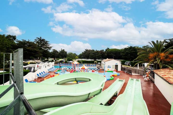 Camping pour 4 personnes, avec piscine ainsi que terrasse et sauna, animaux acceptés à Le Bois-Plage-en-Ré - 4