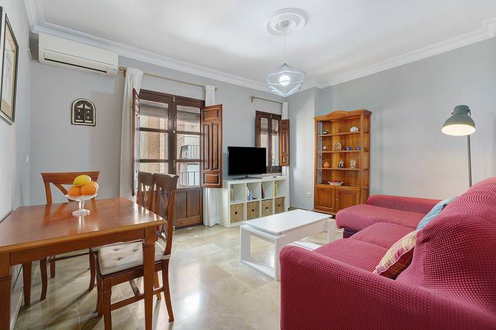 Apartamento inteiro, San Jerónimo Suite. Estacionamento gratuito in Centro-Sagrario, Granada