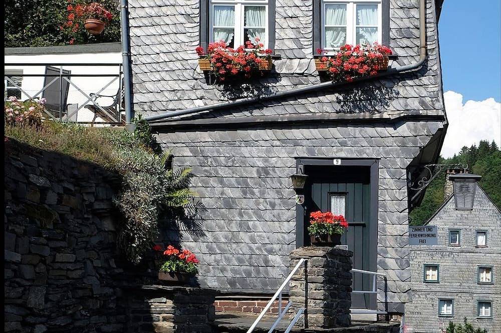 Die Nähkiste - 5-bed vacation apartment, shower/Wc, 3 bedrooms in Monschau, Naturpark Hohes Venn-Eifel