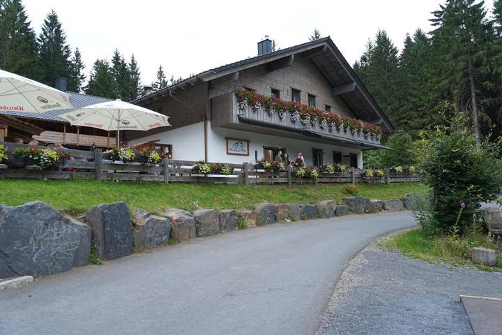 Ferienwohnung für 3 Personen, mit Balkon und Terrasse sowie Garten und Ausblick in Masserberg