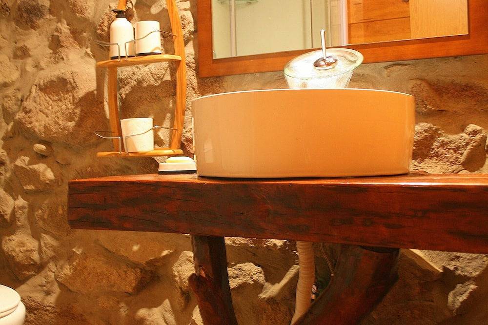 Casa da Rocha Casa de Estilo Rural Situada na Vila de Termas de Caldelas in Caldelas, Sequeiros e Paranhos, Braga District