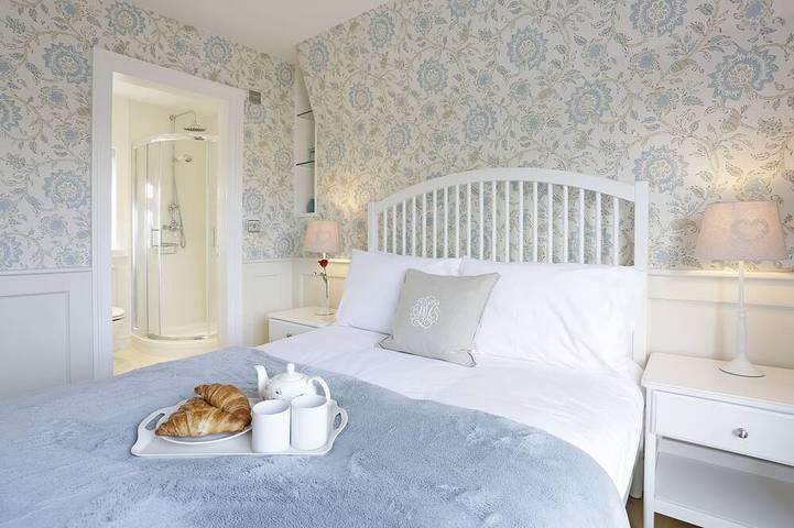 Entire apartment, The Lighthouse - luxury hotel style, central apartment with fantastic sea views in Southwold, Waveney District