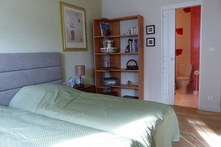 Appartement entier, Bord de Plage -  Appart. 4 /5pers jardin privatif + parking .Centre de Dinard in Dinard, Région de Saint-Malo