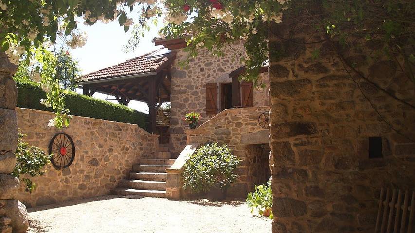 Gîte pour 4 personnes, avec terrasse et jardin, animaux acceptés à La Bastide-l'Évêque