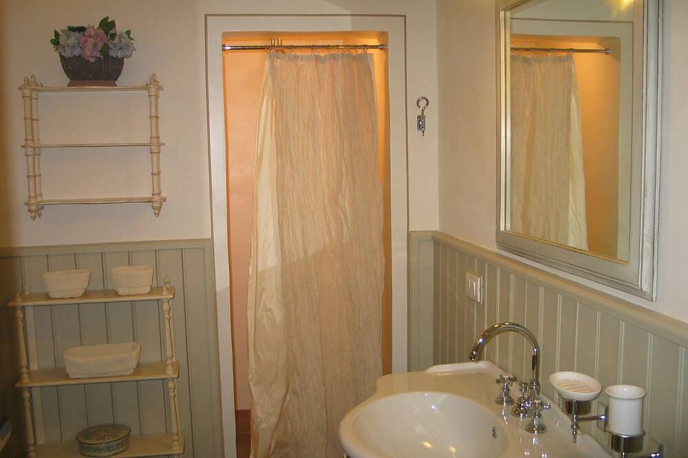 The Stables in Renaissance Villa, little pool, car space, fenced property in Florence, Province de Florence