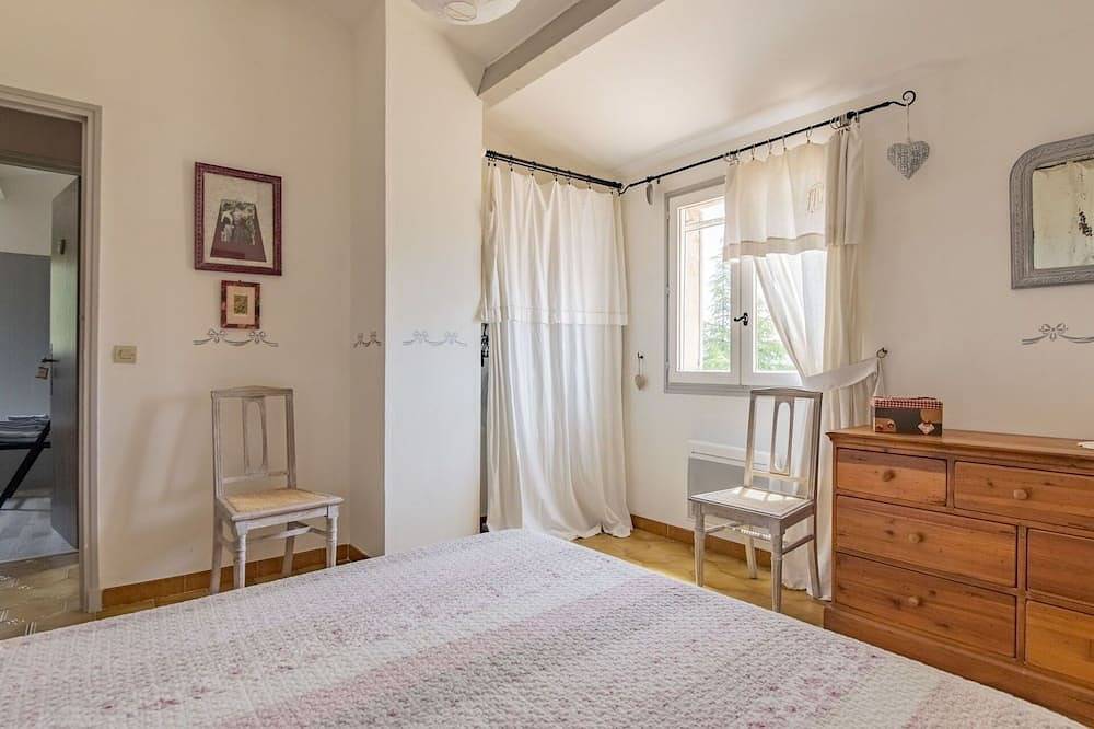 Schönes alleinstehendes Ferienhaus für 6 Leute mit Klimaanlage, privatem Pool, Tv und Terrasse in Gargas, Regionaler Naturpark Luberon