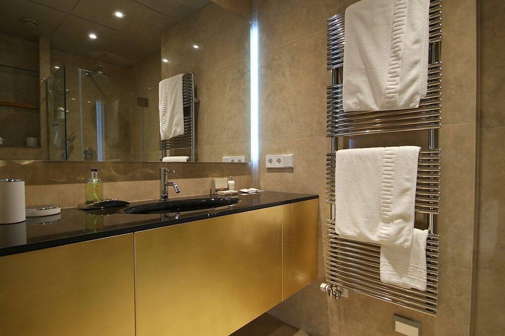 Beautifully furnished luxury two bedroom apartment in Barri Vell, Girona in Girona, Gironès