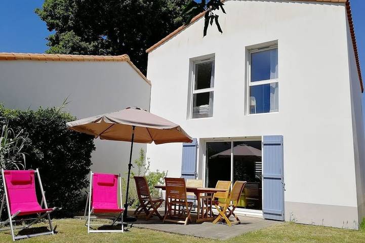 Location de vacances pour 6 personnes, avec jardin ainsi que terrasse et piscine dans Plage naturiste (Olonne-sur-Mer)