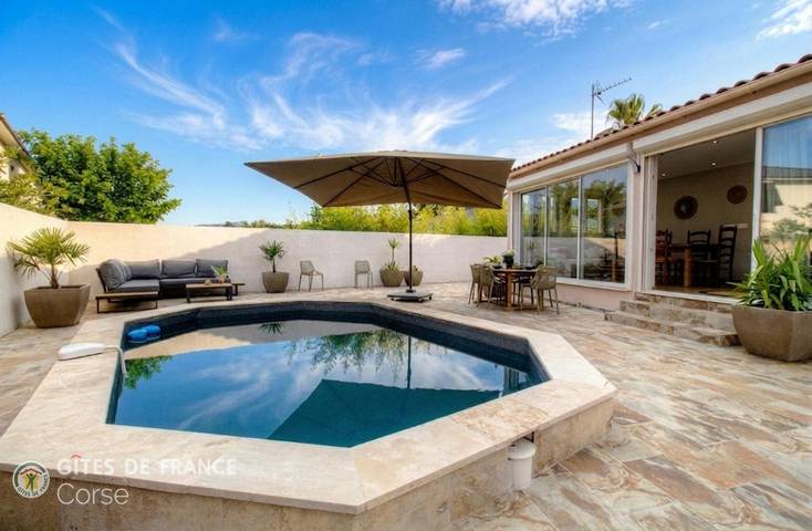 Gîte pour 4 personnes, avec Terrasse et Piscine à Solaro