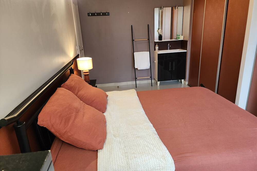 Les Trois Grottes, piscine extérieure chauffée toute l'année, 7 chambres. in Longueval-Barbonval, Les Septvallons