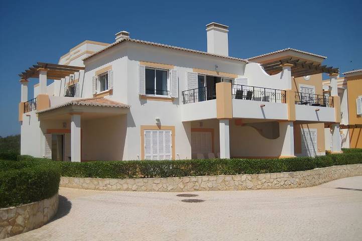 Villa for 6 people, with Terrace and Garden as well as Pool in Salema