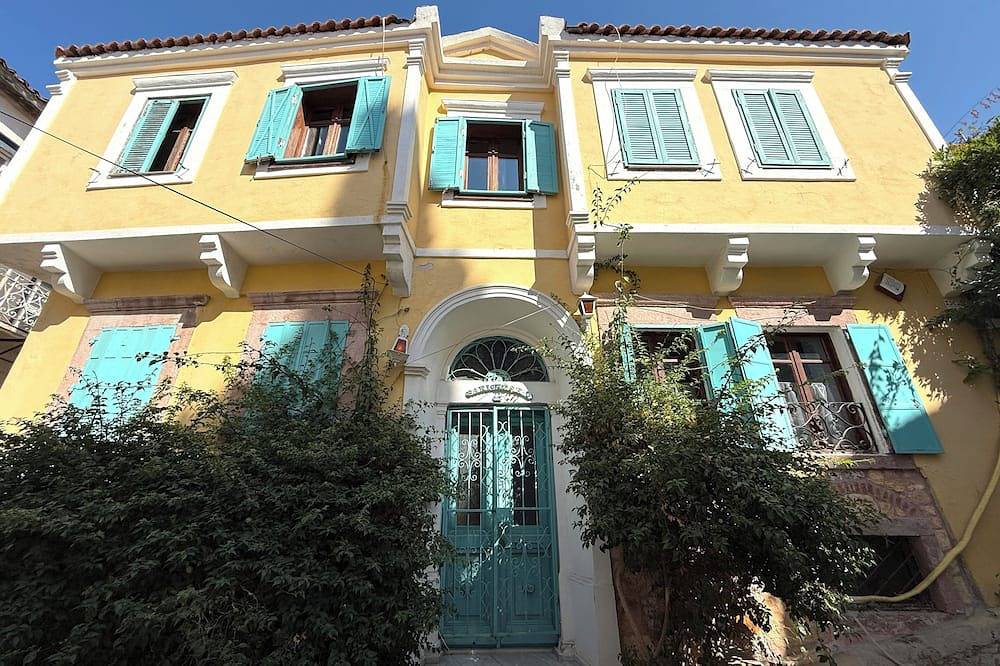 Historic Artistic House with Sea-View Terrace in Ayvalık in Ayvalık, Türkische Ägäis