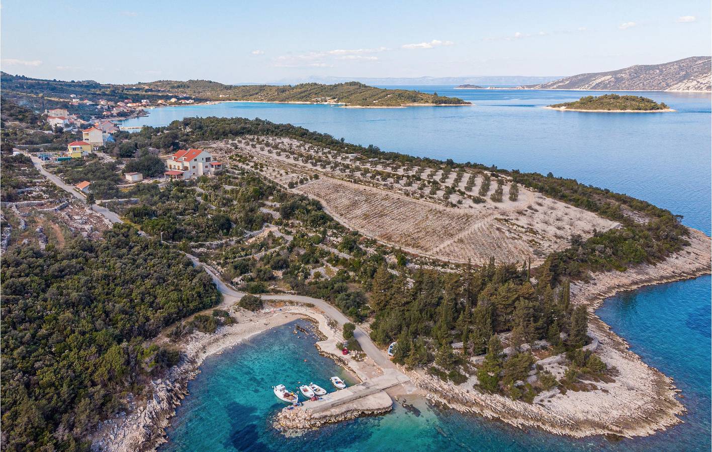 Geheel vakantieappartement, Gezellig appartement met terras, keuken en wifi – 2,5 km van het strand van Tri žala in Kneza, Korcula