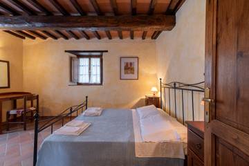 Vacation Rental for 4 Guests in Cortona, Arezzo Province, Picture 1
