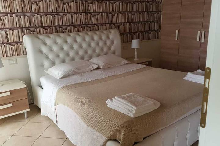 Ganze Wohnung, Montecolo Resort Drei-Zimmer-Wohnung mit herrlichem Seeblick, Schwimmbad in Manerba del Garda, Gardasee-Berge