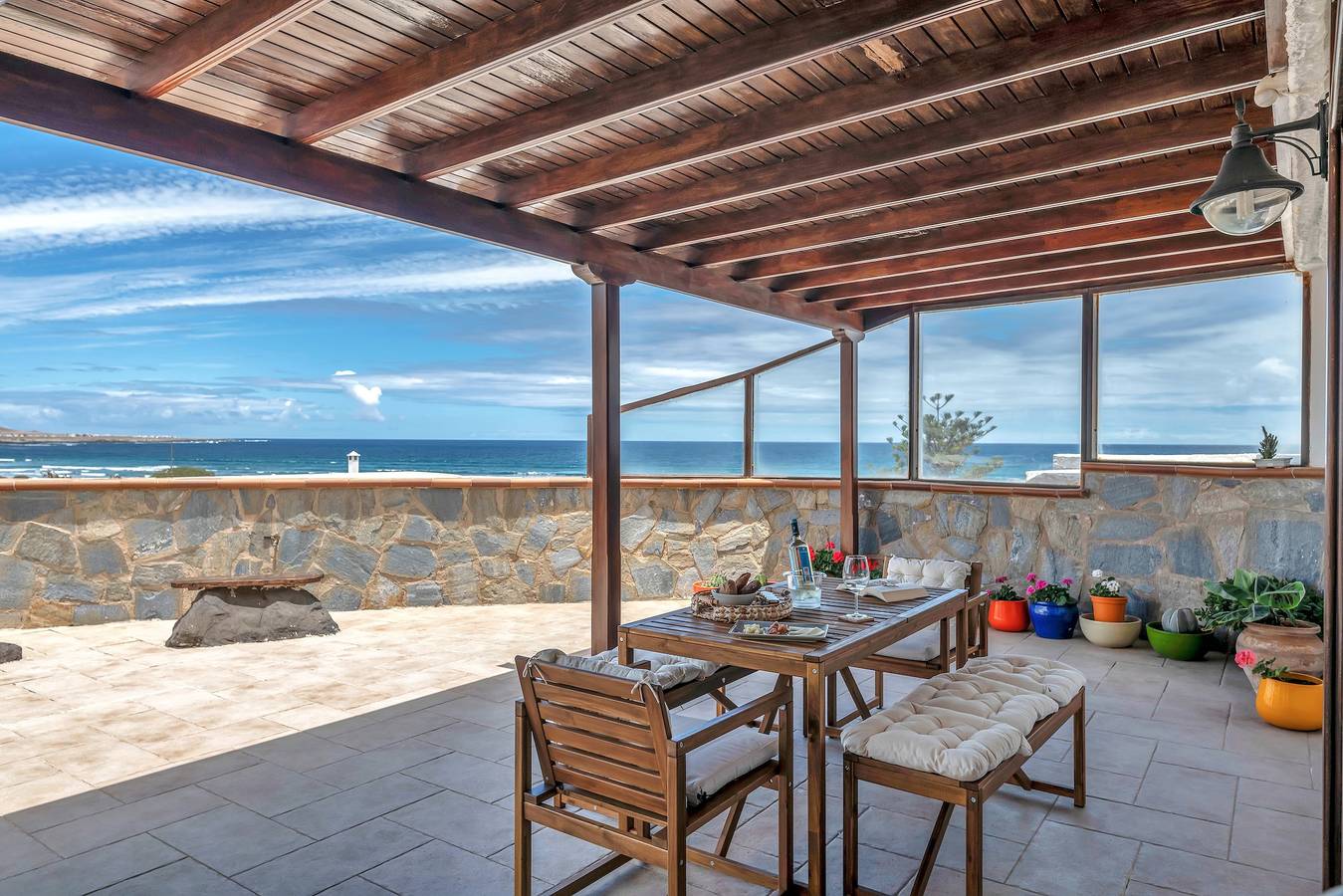 Villalmar' avec vue sur la mer, piscine privée et Wi-Fi in Famara Beach, Teguise