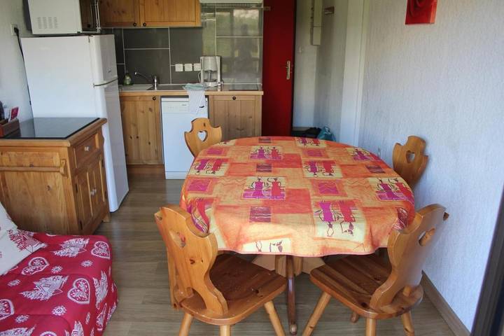Appart’hôtel pour 4 personnes, avec vue et terrasse ainsi que piscine et sauna