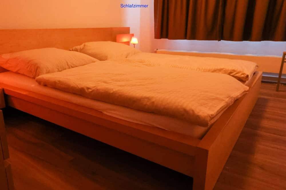 Ganze Wohnung, Freundliche Ferienwohnung in Citylage mit Terrasse und Parkplatz in Tollensesee, Neubrandenburg