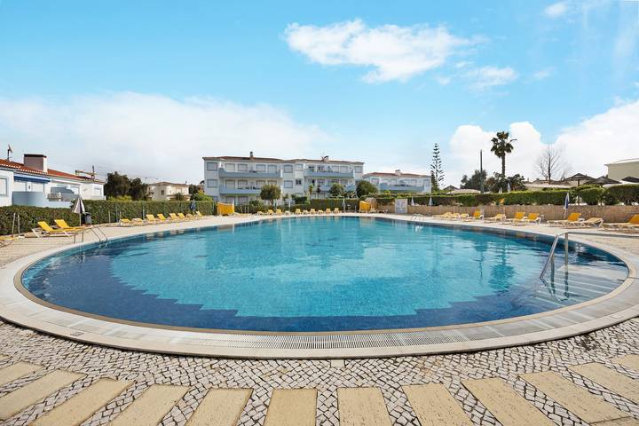 Entire apartment, Holiday Apartment "Palmeiras Reais 110" with Mountain View, Shared Heated Pool & Wi-Fi in Portimão, Faro District