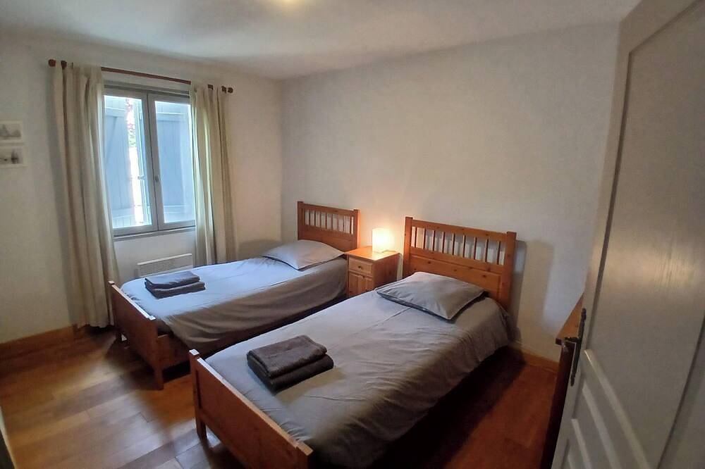 Spacious 6-person ground floor villa with pool, garden & Chalais chateau views. in Chalais (Charente), Charente