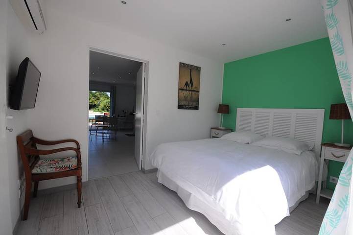 Location de vacances pour 2 personnes, avec terrasse ainsi que jardin et piscine à Pessac - 2