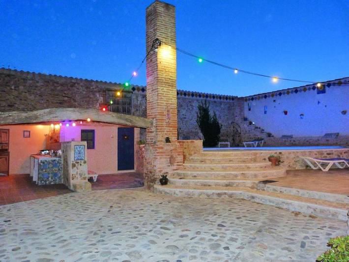 Location de vacances pour 12 personnes, avec jardin ainsi que piscine et vue, adapté aux familles à Millas